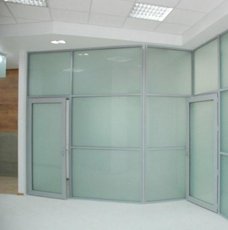 Стеклянные перегородки в алюминиевом профиле