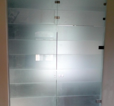 Распашные стеклянные двери