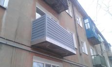 Обшивка балкона сайдингом