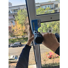 Замена фурнитуры на окнах, регулировка окон и дверей.